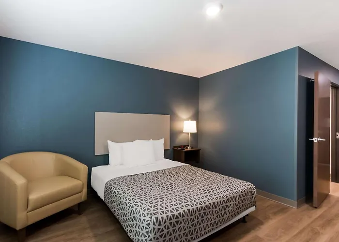 Hotel Woodspring Airport 2*