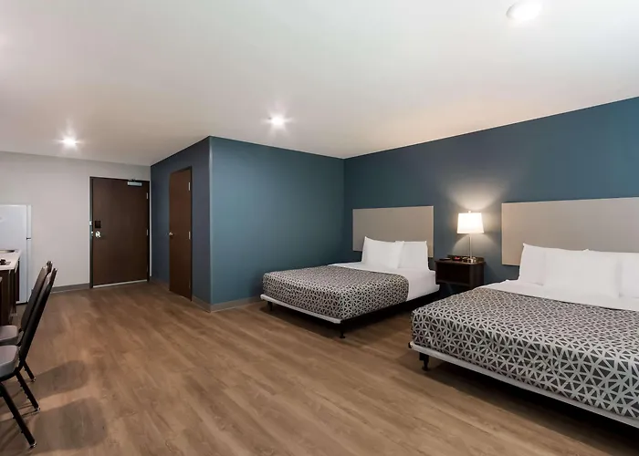Hotel Woodspring Airport 2*